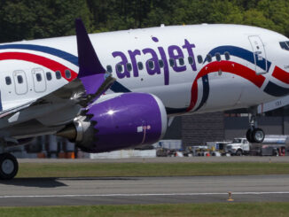 Avión de Arajet Boeing 737-8 MAX despegando, marcando el inicio de sus vuelos a Miami desde abril de 2025.