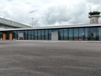 Nueva terminal de aviación privada del Aeropuerto de Punta del Este con diseño moderno y ventanales panorámicos.