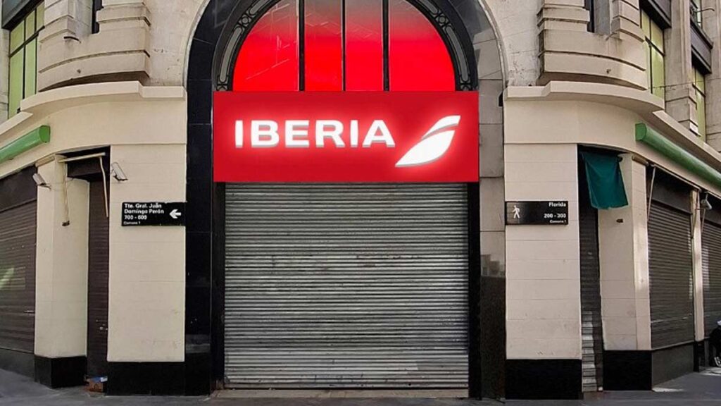 Espacio Iberia abrirá en Buenos Aires con experiencias exclusivas para los viajeros Fachada del Espacio Iberia en la calle Florida de Buenos Aires, con el icónico logo iluminado antes de su apertura en marzo de 2025