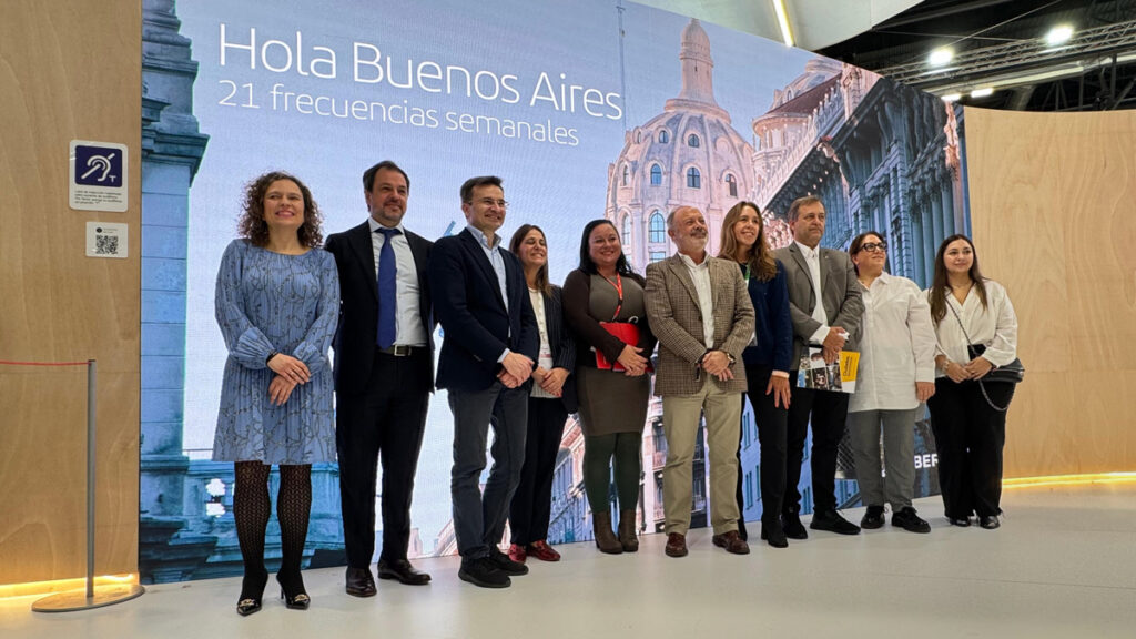  Ejecutivos de Iberia anuncian en FITUR 2025 la ampliación de frecuencias de vuelos entre Buenos Aires y Madrid