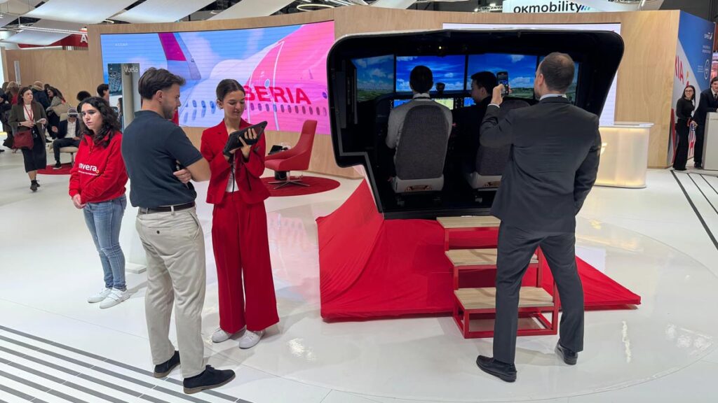 FITUR 2025: Iberia apuesta por la innovación, accesibilidad y su Airbus A321XLR Simulador de vuelo de Iberia en FITUR 2025, ofreciendo a los visitantes una experiencia inmersiva en la cabina de un avión