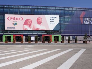 IFEMA Madrid, sede de FITUR 2025 con cartel promocional destacando a Brasil como país socio.