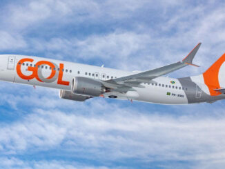 Avión Boeing 737-MAX8 de GOL Linhas Aéreas en vuelo, destacando el compromiso de la aerolínea con la cultura brasileña y su patrocinio del Universo Spanta en Río de Janeiro
