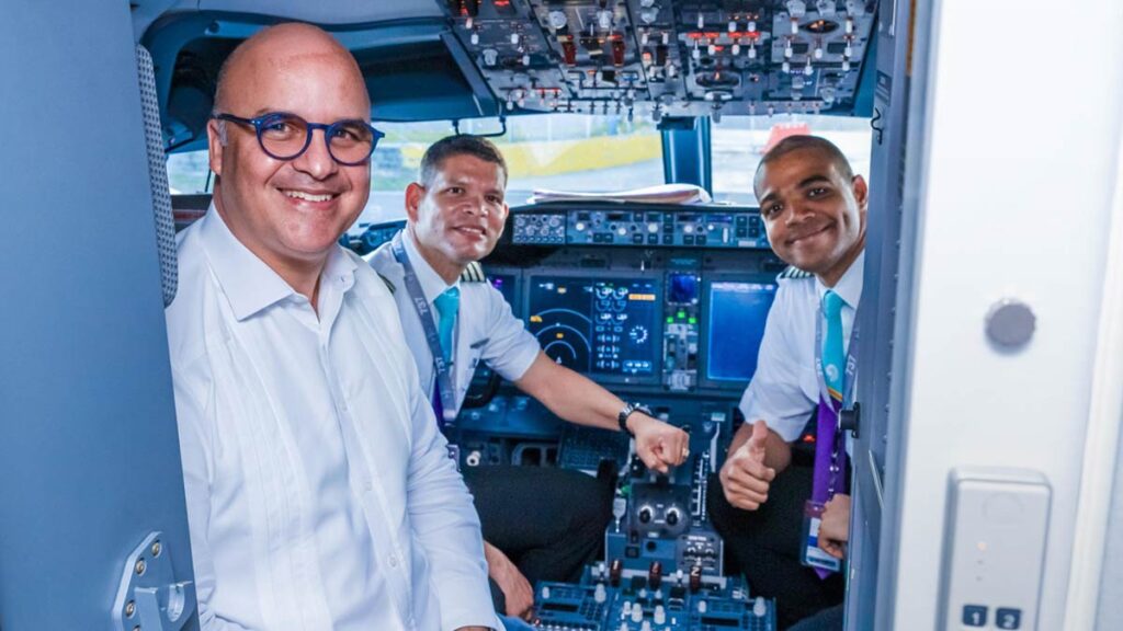 IDAC habilita a los primeros pilotos dominicanos para volar Boeing 737-MAX8 en Arajet Pilotos dominicanos habilitados para volar Boeing 737-MAX8 de Arajet junto al director del IDAC en la cabina de mando