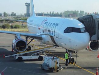 Avión de JetSMART Airlines en operaciones aeroportuarias, destacando la gestión total de carga en Sudamérica
