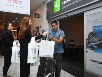 Personal de JetSMART da la bienvenida a los pasajeros en el aeropuerto, destacando el reinicio de vuelos directos entre Buenos Aires y Comodoro Rivadavia en 2025