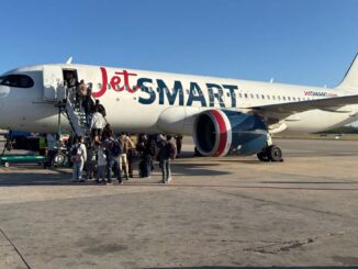Pasajeros abordando un avión Airbus A320neo de JetSMART Airlines en Argentina, destacando la flota moderna y eficiente de la aerolínea de bajo costo.