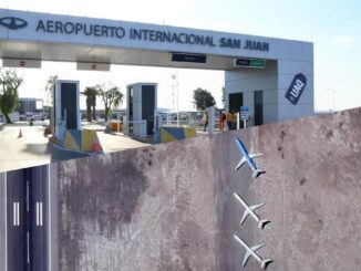 Vista combinada del Aeropuerto Internacional Domingo Faustino Sarmiento en San Juan, Argentina, y de tres aviones estacionados en desuso en la pista, relacionados con la subasta organizada por la ANAC