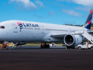 Avión Boeing 787 de LATAM Airlines estacionado en una pista, representando el récord histórico de 82 millones de pasajeros transportados en 2024