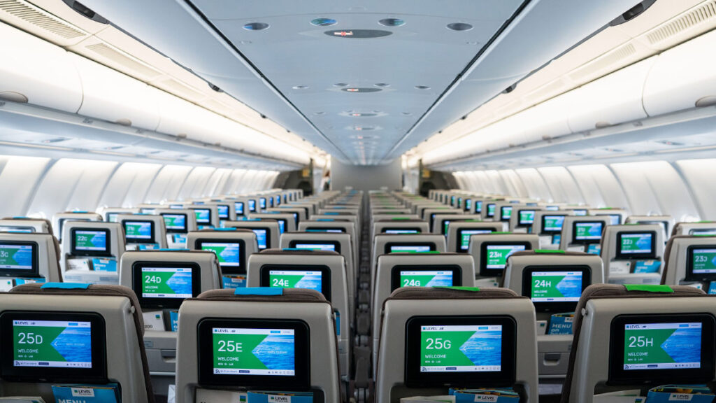 LEVEL amplía su oferta de vuelos directos a América en el verano 2025 Cabina de un Airbus A330-200 de LEVEL con pantallas de entretenimiento a bordo.