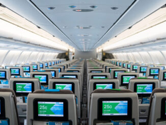 Cabina de un Airbus A330-200 de LEVEL con pantallas de entretenimiento a bordo.