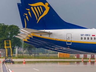 Aviones Ryanair Boeing 737 estacionados en un aeropuerto con el logotipo visible en sus colas.