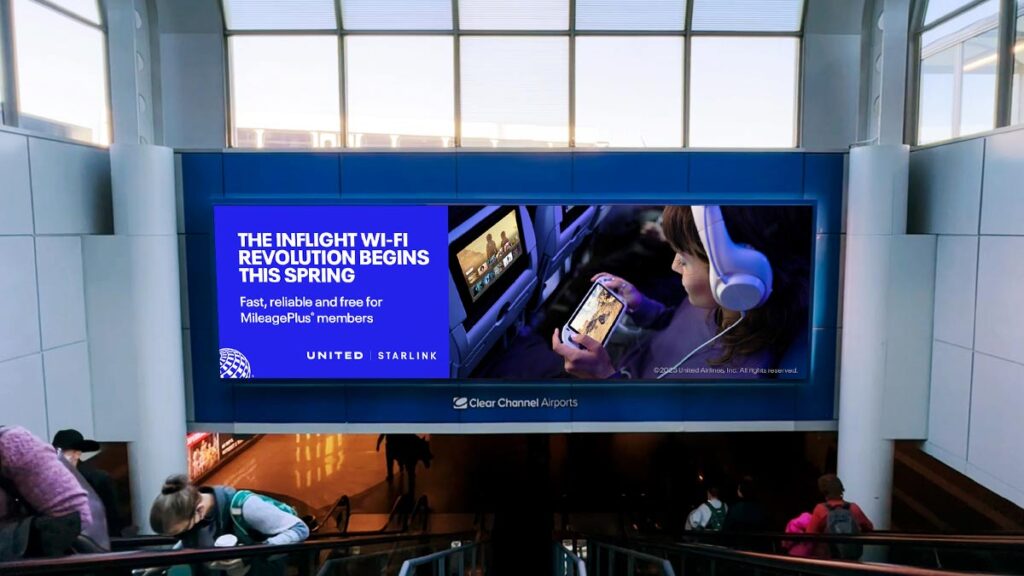 United Airlines acelera el despliegue de Starlink a bordo de su flota para 2025 Publicidad en un aeropuerto sobre el despliegue de Starlink por United Airlines, destacando Wi-Fi gratuito y rápido para miembros de MileagePlus en 2025.