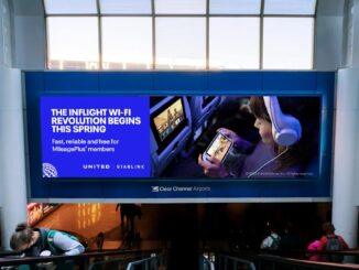 Publicidad en un aeropuerto sobre el despliegue de Starlink por United Airlines, destacando Wi-Fi gratuito y rápido para miembros de MileagePlus en 2025.