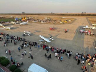 Vista aérea de un festival aéreo en Argentina con aeronaves en exhibición y público asistente.