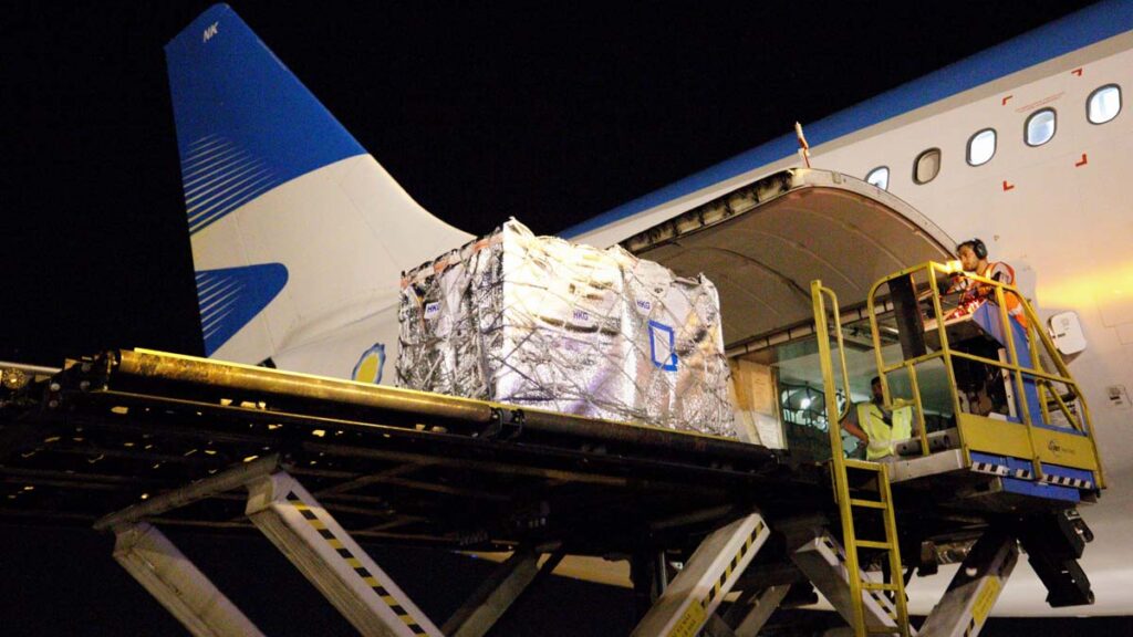Aerolíneas Argentinas: Servicio de Courier desde Miami con entrega a domicilio Aerolíneas Argentinas carga paquetería en un avión para su servicio de Courier desde Miami con entrega a domicilio en Argentina.