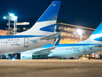 Aviones de Aerolíneas Argentinas en el aeropuerto durante la noche, con Boeing 737 en primer plano.