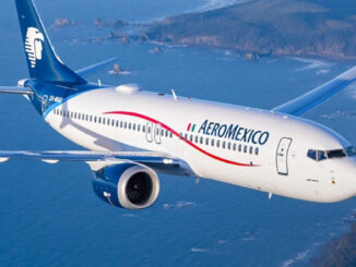Avión Boeing 737-MAX8 de Aeroméxico en vuelo sobre el océano, representando la expansión de su red de rutas en el Caribe y Sudamérica.