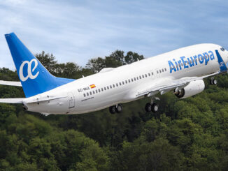 Avión de Air Europa despegando, con livery azul y blanco, en un entorno natural. Boeing 737-800 en ascenso.