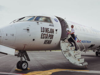 Avión Bombardier CRJ1000 de Air Nostrum en pista con tripulante en la escalerilla, destacando la nueva expansión de rutas desde Melilla a Tenerife y Asturias.