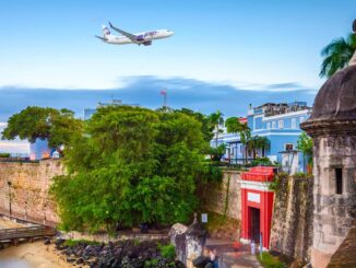 Avión de Arajet sobrevolando San Juan, marcando el inicio de su nueva ruta entre República Dominicana y Puerto Rico.