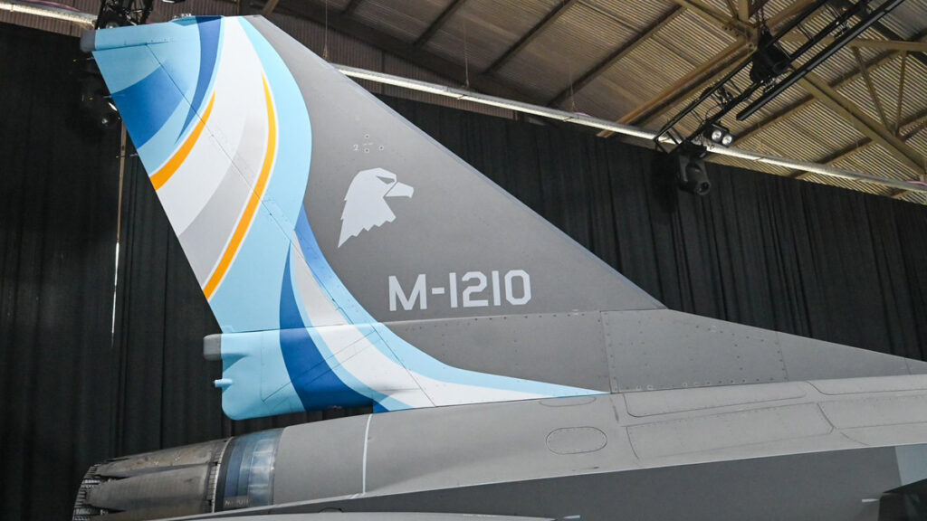 Detalle del timón vertical del primer F-16 Fighting Falcon de la Fuerza Aérea Argentina, con la matrícula M-1210 y el nuevo esquema de pintura, presentado en la VI Brigada Aérea de Tandil, febrero 2025.