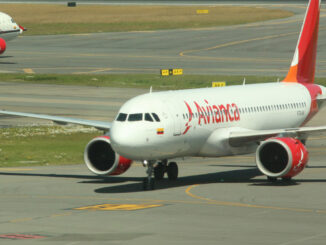 Avión Airbus A320neo de Avianca, rodando en pista antes de despegar, representando la nueva ruta directa entre Bogotá y Dallas.