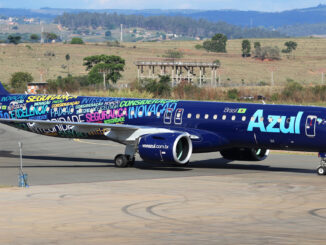 Avión Embraer E2 de Azul Linhas Aéreas en el Aeropuerto de Viracopos, con diseño especial y destino internacional.