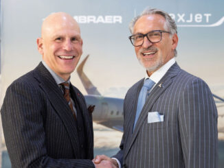 Ejecutivos de Embraer y Flexjet celebran la firma de un acuerdo histórico para la compra de jets ejecutivos.
