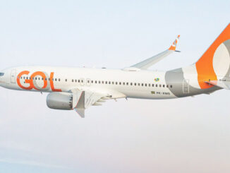 Avión Boeing 737-MAX8 de GOL Linhas Aéreas en vuelo, con la nueva imagen corporativa de la aerolínea.
