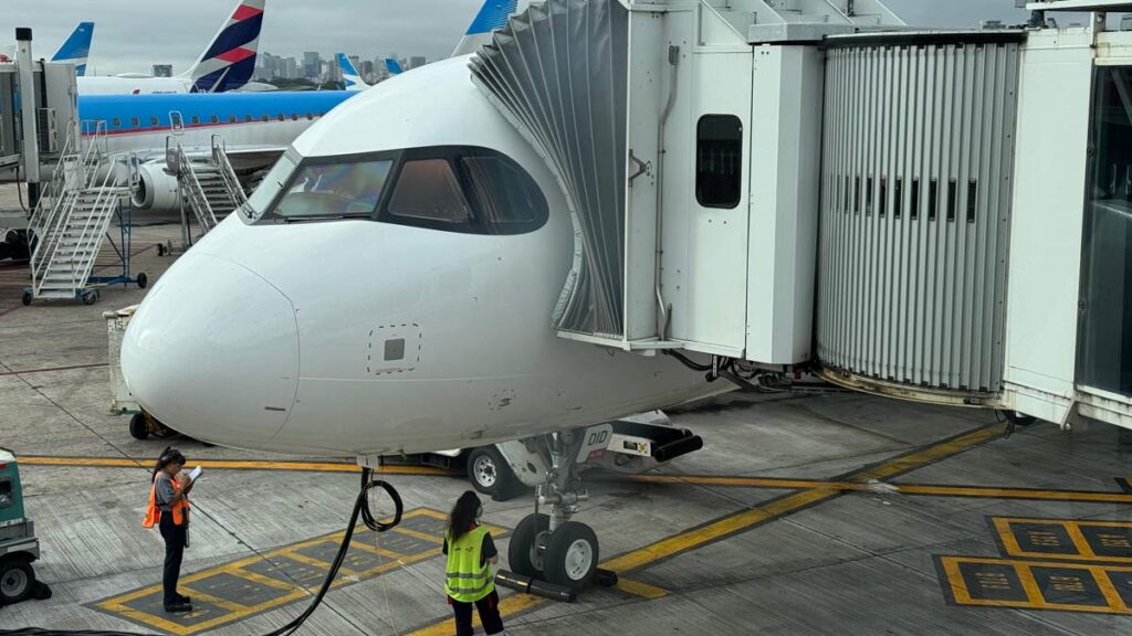Habilitan nueva empresa de servicios de rampa en los aeropuertos de Argentina Avión en plataforma con servicios de rampa en aeropuerto de Argentina