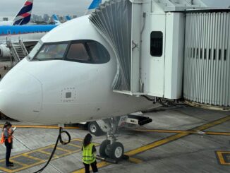 Avión en plataforma con servicios de rampa en aeropuerto de Argentina