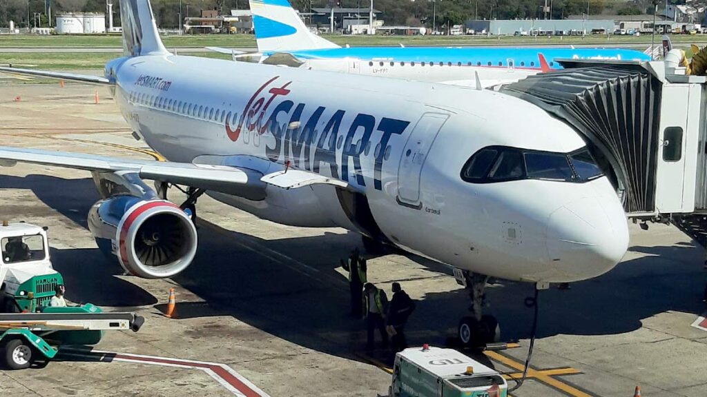 JetSMART Argentina amplía su red de rutas con vuelos a Chaco y Chubut Avión de JetSMART en plataforma del Aeroparque Jorge Newbery (Buenos Aires, Argentina) con pasajeros embarcando por manga.