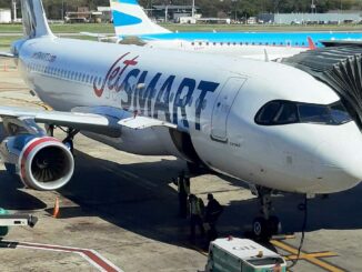 Avión de JetSMART en plataforma del Aeroparque Jorge Newbery (Buenos Aires, Argentina) con pasajeros embarcando por manga.