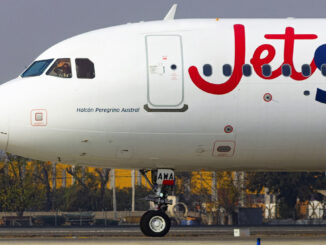 Avión JetSMART Airbus A320 rodando en pista, destacando su flota moderna y eficiente