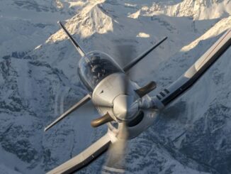 Avión de entrenamiento Pilatus PC-7 MKX en vuelo sobre montañas nevadas, el nuevo sistema de instrucción aérea de la Real Fuerza Aérea de los Países Bajos.