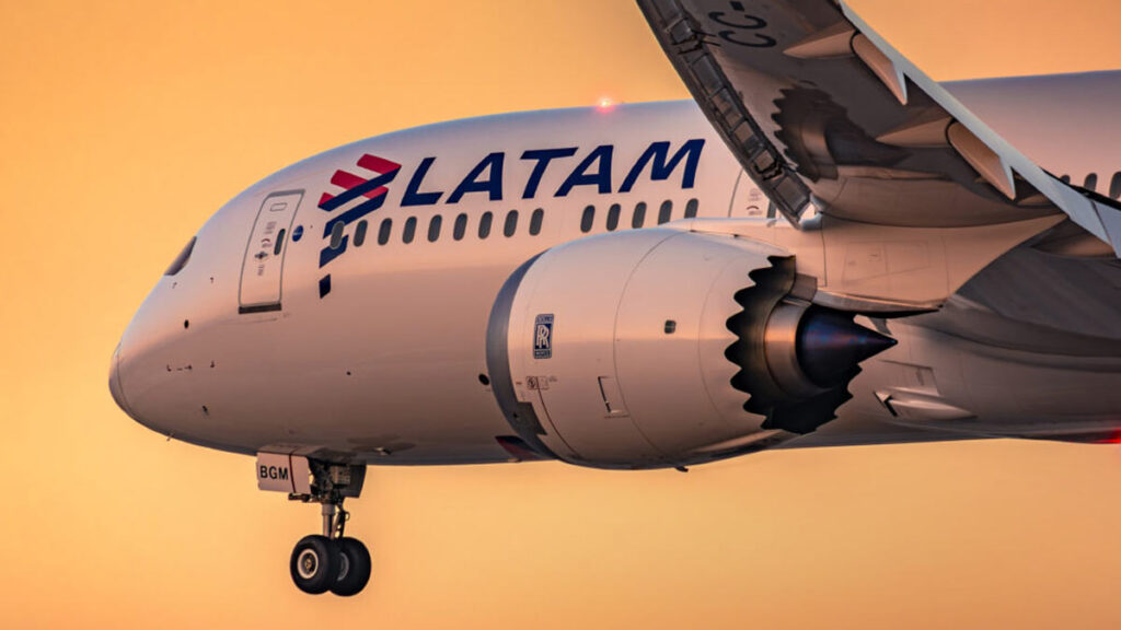 LATAM Airlines expande su flota con 30 nuevos aviones y asegura 120 más hasta 2030 Avión Boeing 787 de LATAM Airlines en aproximación, destacando su expansión de flota hasta 2030.