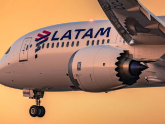 Avión Boeing 787 de LATAM Airlines en aproximación, destacando su expansión de flota hasta 2030.