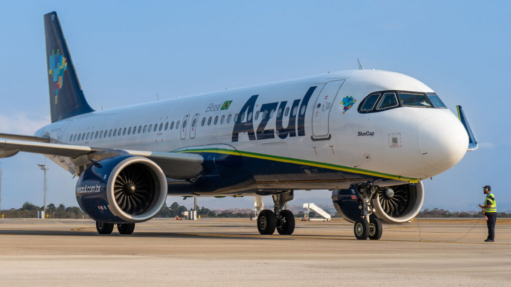 Más vuelos desde Brasil para la temporada invernal en Argentina Avión Airbus A320neo de Azul Linhas Aéreas en pista antes del despegue, con tripulación en tierra. Crédito: Guilherme Ramos.
