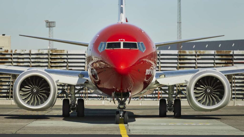 Norwegian y Moeve impulsan el uso de SAF en vuelos entre España y los países nórdicos Avión Boeing 737 MAX de Norwegian en pista antes del despegue utilizando SAF en sus vuelos desde España