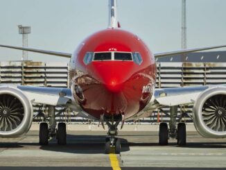 Avión Boeing 737 MAX de Norwegian en pista antes del despegue utilizando SAF en sus vuelos desde España