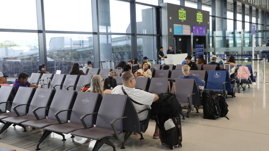 Panamá expande rutas en el Aeropuerto de Tocumen con nuevas aerolíneas y más conexiones Sala de espera en el Aeropuerto Internacional de Tocumen, Panamá, con pasajeros esperando abordar sus vuelos