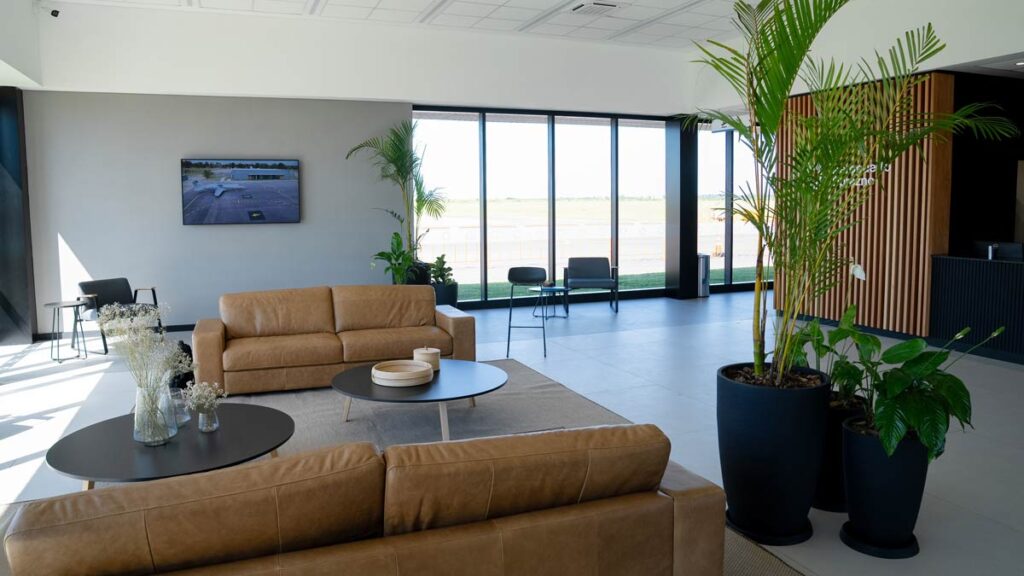 Sala de espera del Aeropuerto de Durazno en Uruguay con diseño moderno y vista a la pista.
