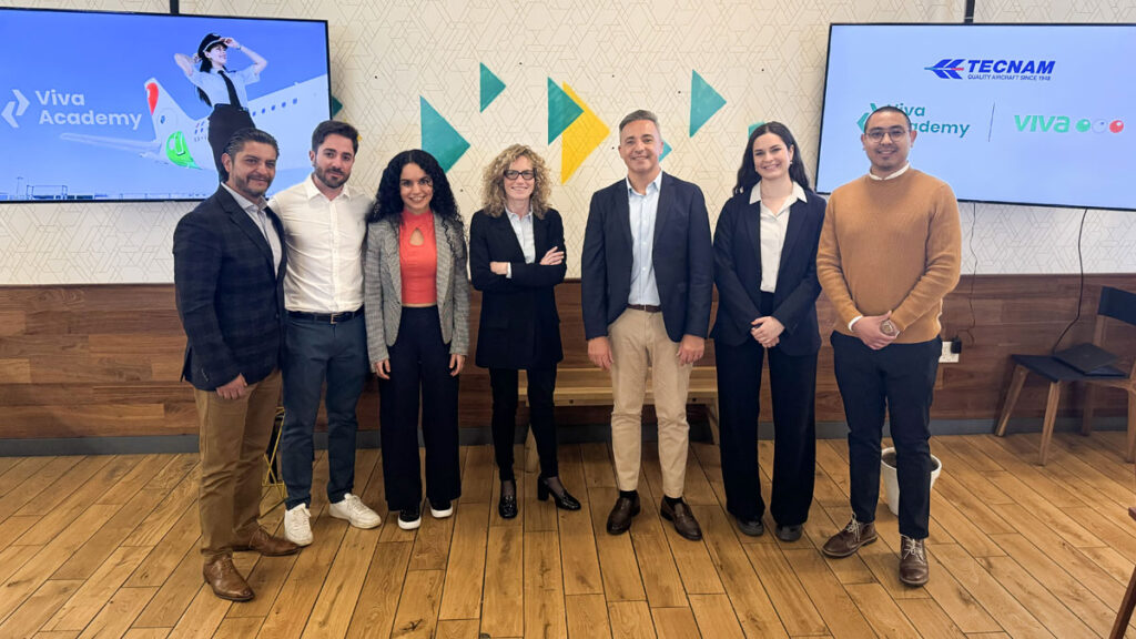 Viva Aerobus lanza su academia de pilotos y adquiere aviones Tecnam para su formación Directivos de Viva Aerobus y Tecnam en el anuncio de la nueva academia de pilotos