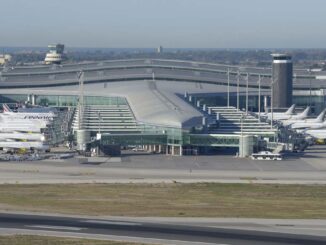 Aeropuerto de Bercelona, administrado por Aena en España, con varias aeronaves en la terminal.