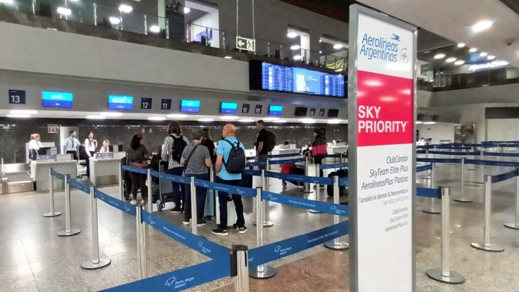 Aerolíneas Argentinas reanuda vuelos entre Buenos Aires y Porto Alegre Aerolíneas Argentinas reanuda vuelos entre Buenos Aires y Porto Alegre con check-in en el Aeropuerto Salgado Filho.