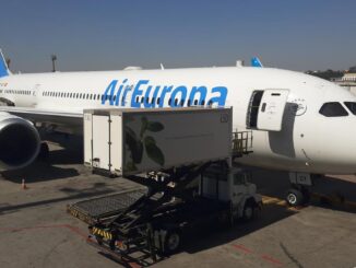 Boeing 787 Dreamliner de Air Europa en plataforma antes del embarque en el aeropuerto