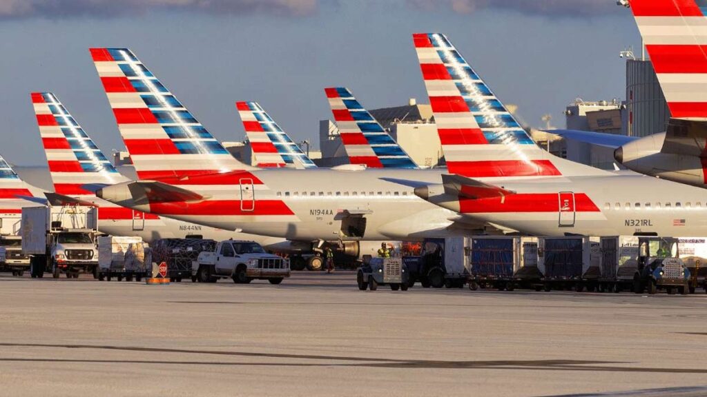 American Airlines refuerza su red en Sudamérica con más vuelos a Argentina, Brasil y Uruguay Aviones de American Airlines en pista, refuerzo de vuelos entre Estados Unidos, Argentina, Brasil y Uruguay