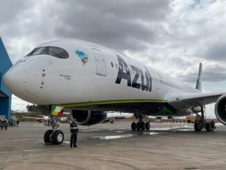 Airbus A350 de Azul Linhas Aéreas en el hangar, destacando la expansión de la aerolínea con nuevas rutas internacionales.