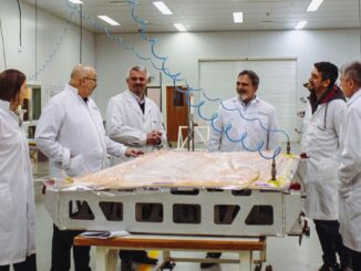 Ingenieros de FAdeA supervisan la producción de componentes aeronáuticos para el D328eco tras el acuerdo con Akaer.